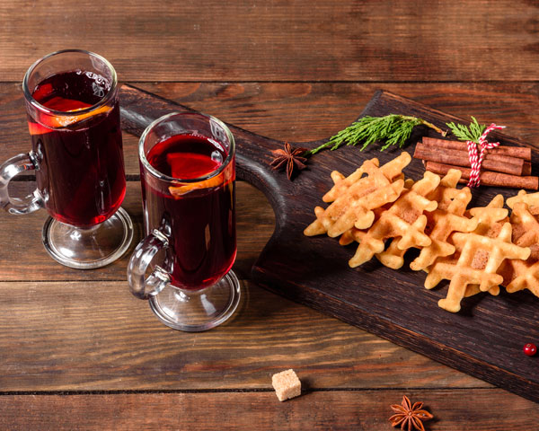 Traditionell gibt es Glühwein und Waffeln in der Bundesallee